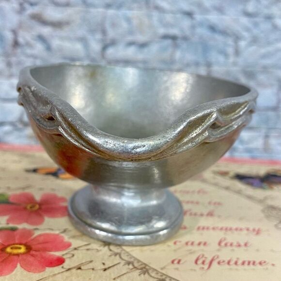 Vintage 1970s Pewter Gravy Boat Colonial Style Old World Viking Vibe - Picture 5 of 6
